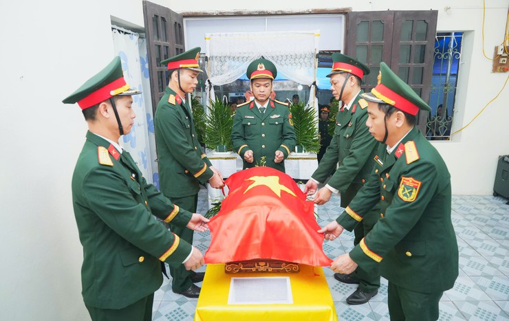 Xã Bát Tràng tổ chức Lễ truy điệu và an táng hài cốt liệt sĩ Vũ Hồng Doanh- Ảnh 4.