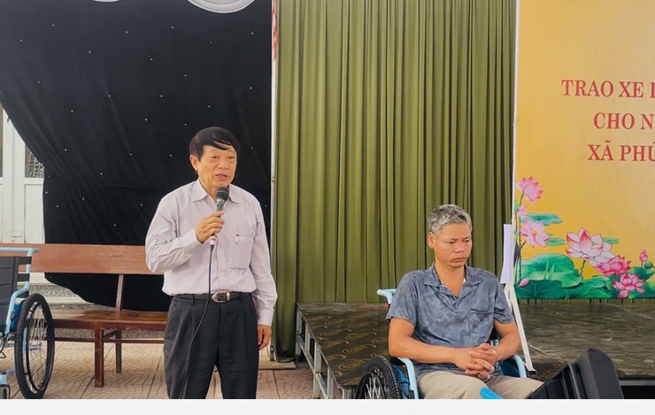 Phúc Thọ: Trao 15 xe lăn, lan tỏa nghĩa tình vì người khuyết tật- Ảnh 1.