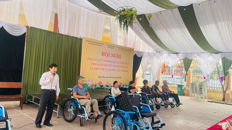 Phúc Thọ: Trao 15 xe lăn, lan tỏa nghĩa tình vì người khuyết tật- Ảnh 6.