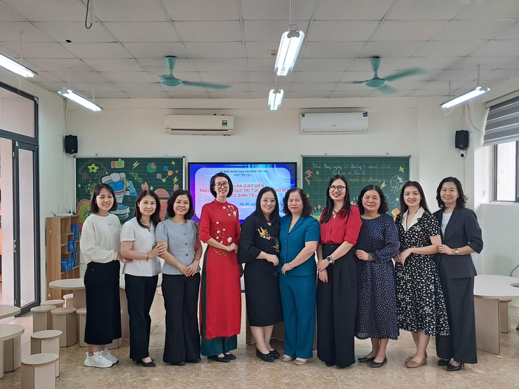 Phường Tây Hồ tập huấn giáo dục trí tuệ nhân tạo (AI): Trang bị “năng lực số” cho đội ngũ giáo viên Tiểu học.- Ảnh 6.