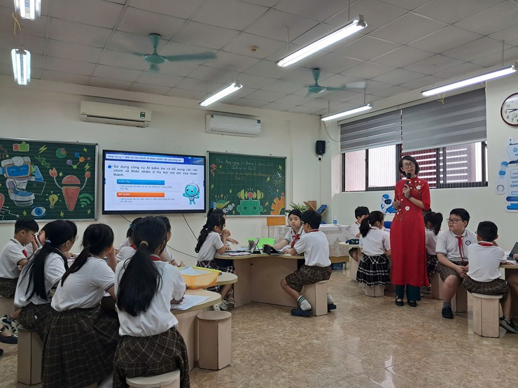 Phường Tây Hồ tập huấn giáo dục trí tuệ nhân tạo (AI): Trang bị “năng lực số” cho đội ngũ giáo viên Tiểu học.- Ảnh 1.