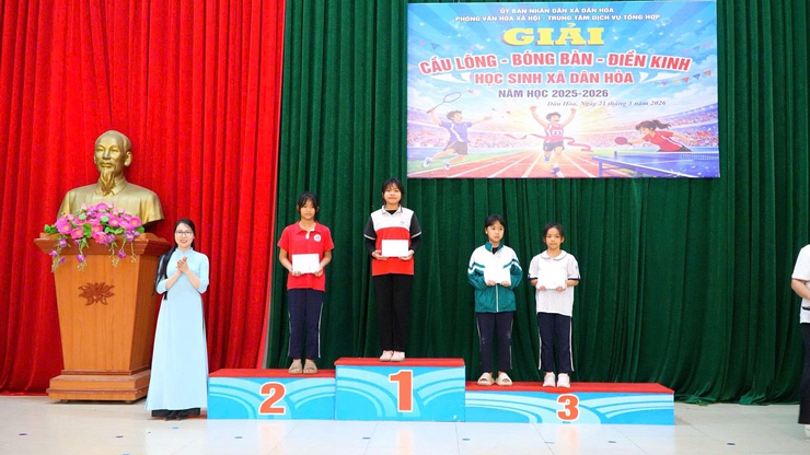 VINH DANH CÁC VẬN ĐỘNG VIÊN XUẤT SẮC TẠI GIẢI CẦU LÔNG – BÓNG BÀN – ĐIỀN KINH HỌC SINH XÃ DÂN HÒA NĂM HỌC 2025 – 2026 - Ảnh 4.