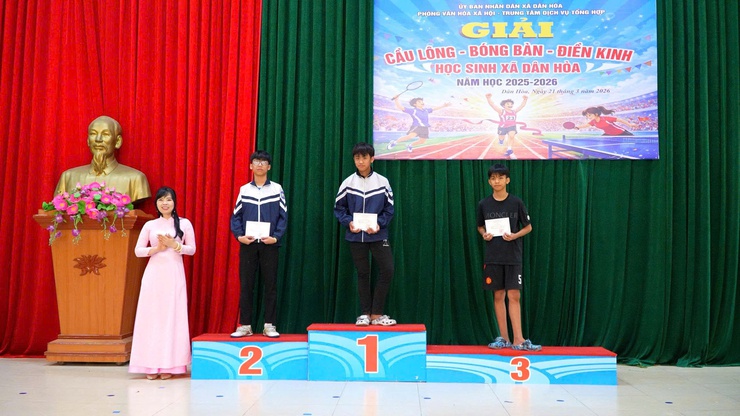 VINH DANH CÁC VẬN ĐỘNG VIÊN XUẤT SẮC TẠI GIẢI CẦU LÔNG – BÓNG BÀN – ĐIỀN KINH HỌC SINH XÃ DÂN HÒA NĂM HỌC 2025 – 2026 - Ảnh 2.
