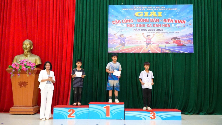 VINH DANH CÁC VẬN ĐỘNG VIÊN XUẤT SẮC TẠI GIẢI CẦU LÔNG – BÓNG BÀN – ĐIỀN KINH HỌC SINH XÃ DÂN HÒA NĂM HỌC 2025 – 2026 - Ảnh 5.