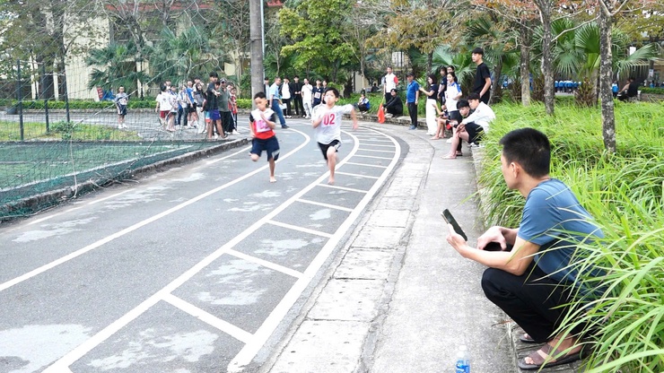VINH DANH CÁC VẬN ĐỘNG VIÊN XUẤT SẮC TẠI GIẢI CẦU LÔNG – BÓNG BÀN – ĐIỀN KINH HỌC SINH XÃ DÂN HÒA NĂM HỌC 2025 – 2026 - Ảnh 7.