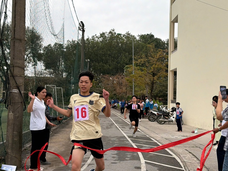 VINH DANH CÁC VẬN ĐỘNG VIÊN XUẤT SẮC TẠI GIẢI CẦU LÔNG – BÓNG BÀN – ĐIỀN KINH HỌC SINH XÃ DÂN HÒA NĂM HỌC 2025 – 2026 - Ảnh 13.