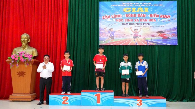 VINH DANH CÁC VẬN ĐỘNG VIÊN XUẤT SẮC TẠI GIẢI CẦU LÔNG – BÓNG BÀN – ĐIỀN KINH HỌC SINH XÃ DÂN HÒA NĂM HỌC 2025 – 2026 - Ảnh 3.