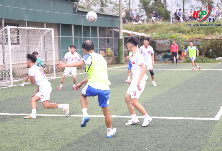 Giải bóng đá thanh niên xã Kiều Phú lần thứ nhất, năm 2026 khép lại bằng trận đấu chung kết sôi động, đầy kịch tính giữa 2 đội bóng thôn Văn Khê và thôn Ngọc Than- Ảnh 7.
