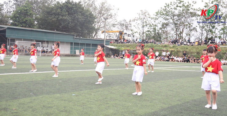 Giải bóng đá thanh niên xã Kiều Phú lần thứ nhất, năm 2026 khép lại bằng trận đấu chung kết sôi động, đầy kịch tính giữa 2 đội bóng thôn Văn Khê và thôn Ngọc Than- Ảnh 3.