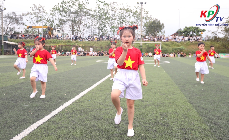 Giải bóng đá thanh niên xã Kiều Phú lần thứ nhất, năm 2026 khép lại bằng trận đấu chung kết sôi động, đầy kịch tính giữa 2 đội bóng thôn Văn Khê và thôn Ngọc Than- Ảnh 5.