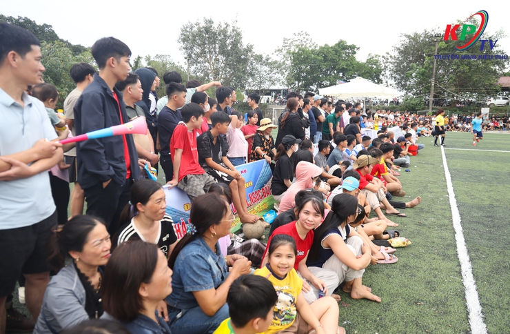 Giải bóng đá thanh niên xã Kiều Phú lần thứ nhất, năm 2026 khép lại bằng trận đấu chung kết sôi động, đầy kịch tính giữa 2 đội bóng thôn Văn Khê và thôn Ngọc Than- Ảnh 12.