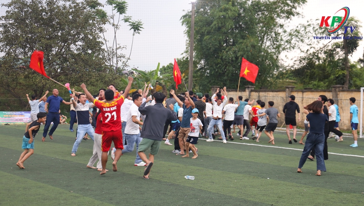 Giải bóng đá thanh niên xã Kiều Phú lần thứ nhất, năm 2026 khép lại bằng trận đấu chung kết sôi động, đầy kịch tính giữa 2 đội bóng thôn Văn Khê và thôn Ngọc Than- Ảnh 14.