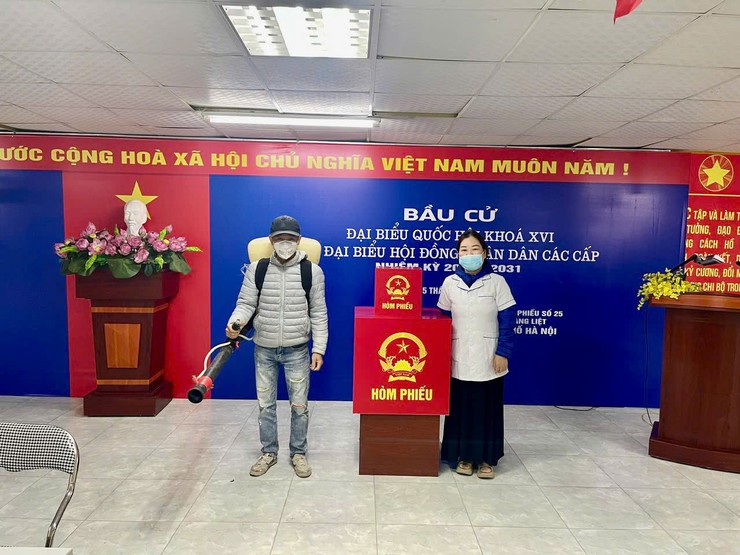 Trạm Y tế phường Hoàng Liệt tổ chức phun hoá chất khử khuẩn tại các điểm bỏ phiếu trên địa bàn phường - Ảnh 1.