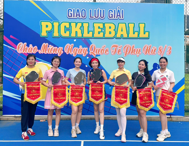 Sôi nổi các hoạt động thể thao và chuyến ngoại chào mừng Ngày Quốc tế Phụ nữ 08/3 của Trường Tiểu học Bùi Quốc Khái - Ảnh 1.