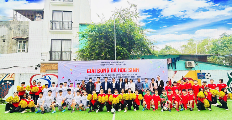 Sôi nổi giải bóng đá mini dành cho học sinh Khối 4, 5 Trường Tiểu học Hoàng Liệt hướng tới các ngày hội, kỷ niệm trong tháng Ba - Ảnh 1.
