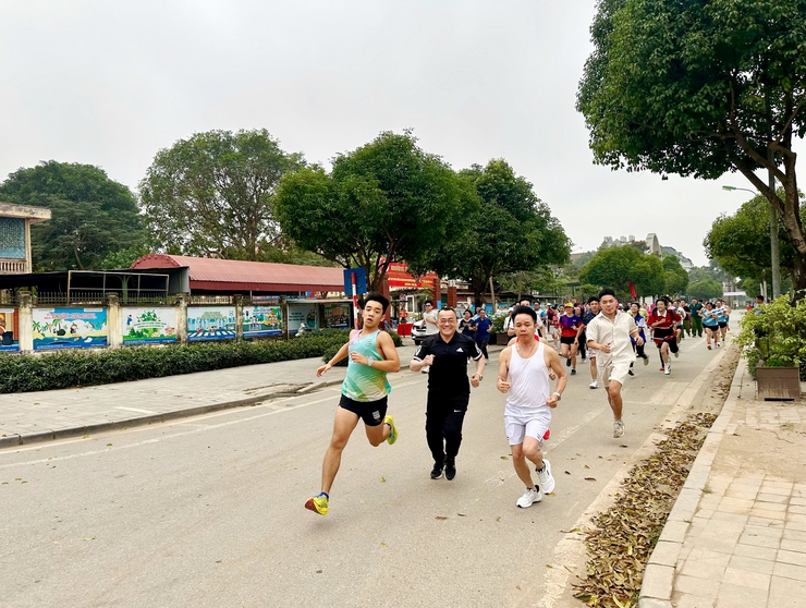 Phường Yên Nghĩa sôi nổi Ngày chạy Olympic vì sức khỏe toàn dân năm 2026- Ảnh 6.