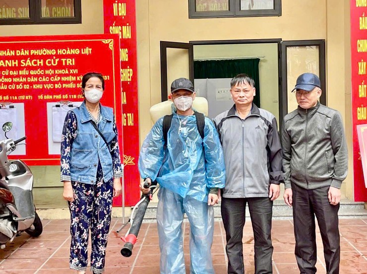 Trạm Y tế phường Hoàng Liệt tổ chức phun hoá chất khử khuẩn tại các điểm bỏ phiếu trên địa bàn phường - Ảnh 2.