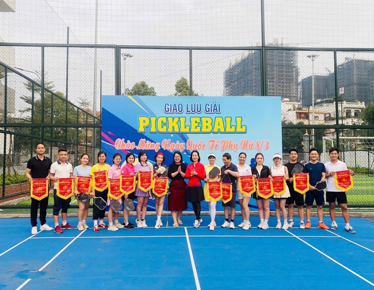 Sôi nổi các hoạt động thể thao và chuyến ngoại chào mừng Ngày Quốc tế Phụ nữ 08/3 của Trường Tiểu học Bùi Quốc Khái - Ảnh 2.