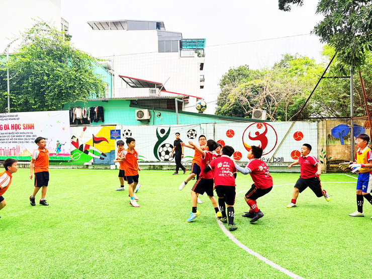 Sôi nổi giải bóng đá mini dành cho học sinh Khối 4, 5 Trường Tiểu học Hoàng Liệt hướng tới các ngày hội, kỷ niệm trong tháng Ba - Ảnh 2.