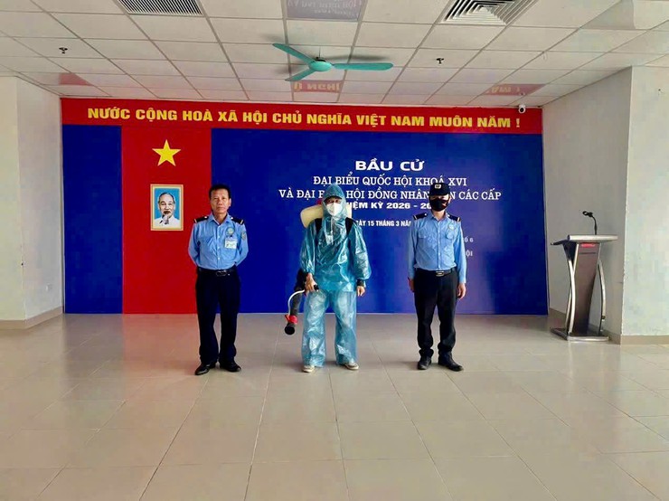 Trạm Y tế phường Hoàng Liệt tổ chức phun hoá chất khử khuẩn tại các điểm bỏ phiếu trên địa bàn phường - Ảnh 3.