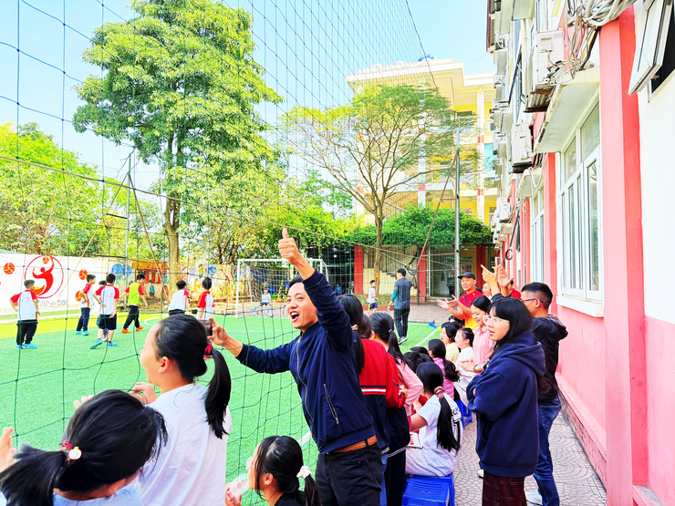 Sôi nổi giải bóng đá mini dành cho học sinh Khối 4, 5 Trường Tiểu học Hoàng Liệt hướng tới các ngày hội, kỷ niệm trong tháng Ba - Ảnh 3.
