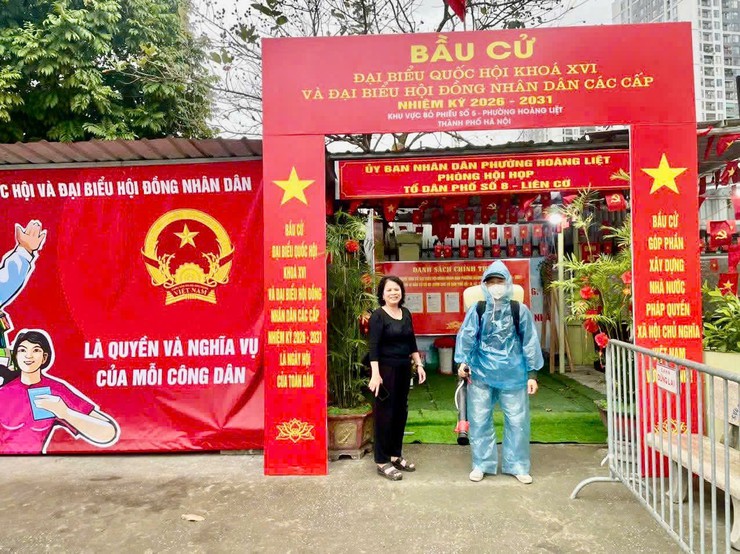 Trạm Y tế phường Hoàng Liệt tổ chức phun hoá chất khử khuẩn tại các điểm bỏ phiếu trên địa bàn phường - Ảnh 4.