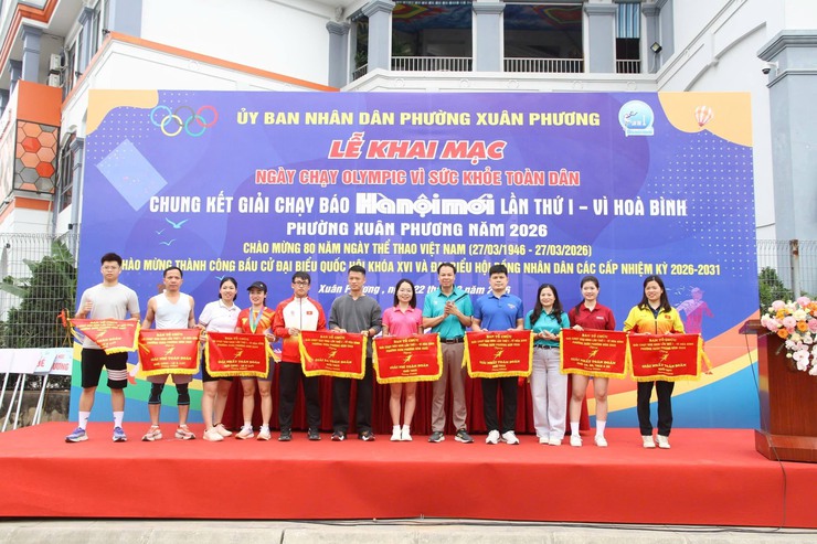 Sôi nổi Ngày chạy Olympic vì sức khỏe toàn dân và chung kết Giải chạy Báo Hànộimới lần thứ I - vì hòa bình phường Xuân Phương năm 2026- Ảnh 6.
