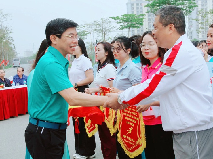 Sôi nổi Ngày chạy Olympic vì sức khỏe toàn dân và chung kết Giải chạy Báo Hànộimới lần thứ I - vì hòa bình phường Xuân Phương năm 2026- Ảnh 3.