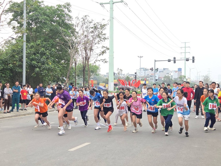 Sôi nổi Ngày chạy Olympic vì sức khỏe toàn dân và chung kết Giải chạy Báo Hànộimới lần thứ I - vì hòa bình phường Xuân Phương năm 2026- Ảnh 5.