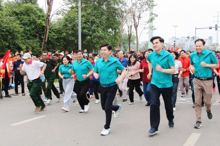 Sôi nổi Ngày chạy Olympic vì sức khỏe toàn dân và chung kết Giải chạy Báo Hànộimới lần thứ I - vì hòa bình phường Xuân Phương năm 2026- Ảnh 4.