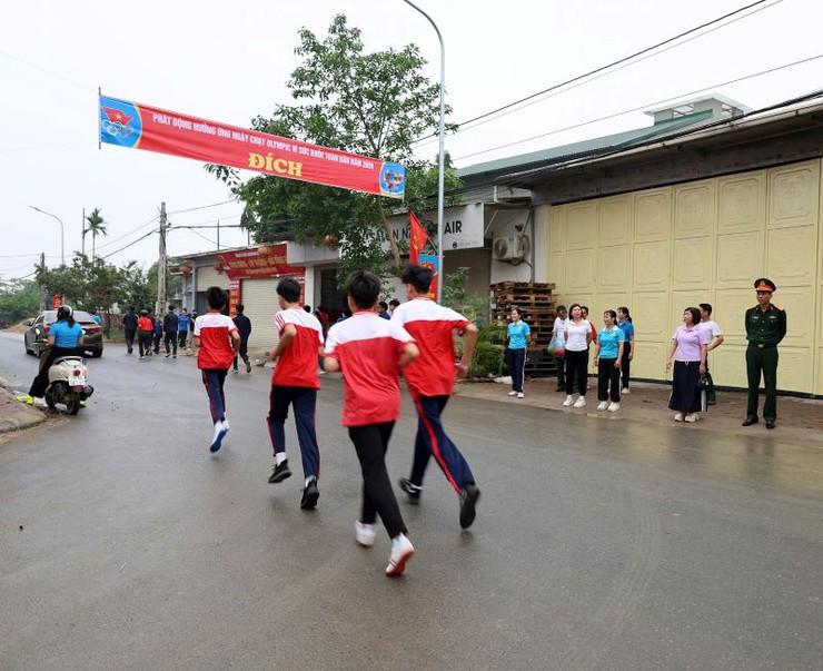 Xuân Mai: hưởng ứng Ngày chạy Olympic vì sức khỏe toàn dân, phát động Giải chạy Báo Hànộimới mở rộng lần thứ 51 - Vì hòa bình- Ảnh 10.