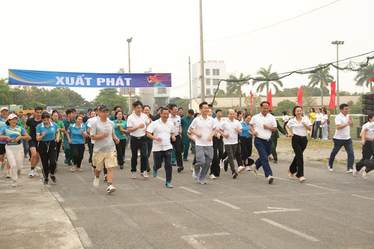 Xã Thanh Oai: Hơn 1.000 người hưởng ứng Ngày chạy Olympic vì sức khoẻ toàn dân- Ảnh 9.