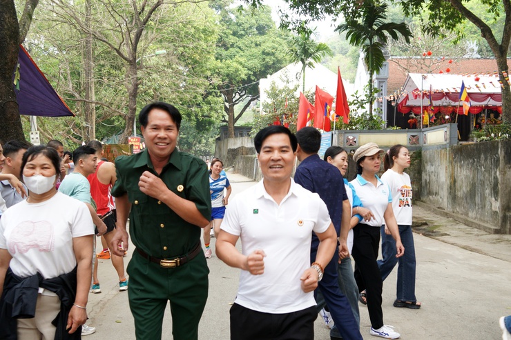 Hơn 500 cán bộ và nhân dân phường Chương Mỹ hưởng ứng Ngày chạy Olympic vì sức khỏe toàn dân- Ảnh 11.