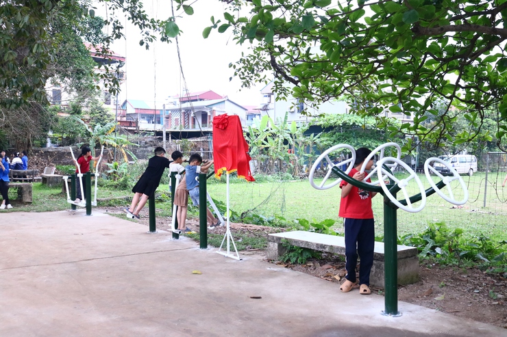 Đoàn thanh niên xã Hòa Phú: Gắn biển công trình thanh niên chào mừng thành công cuộc bầu cử - Ảnh 4.