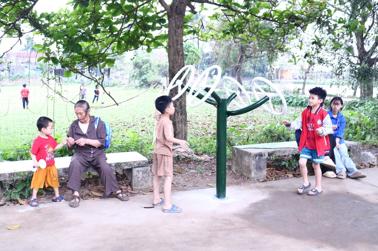 Đoàn thanh niên xã Hòa Phú: Gắn biển công trình thanh niên chào mừng thành công cuộc bầu cử - Ảnh 7.