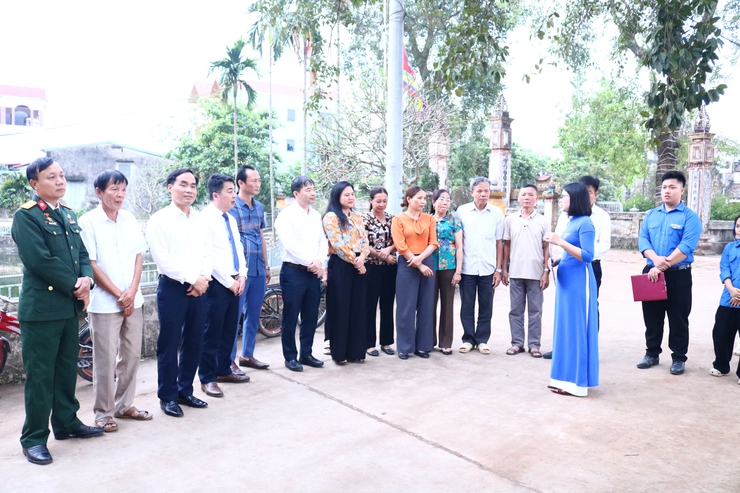 Đoàn thanh niên xã Hòa Phú: Gắn biển công trình thanh niên chào mừng thành công cuộc bầu cử - Ảnh 1.