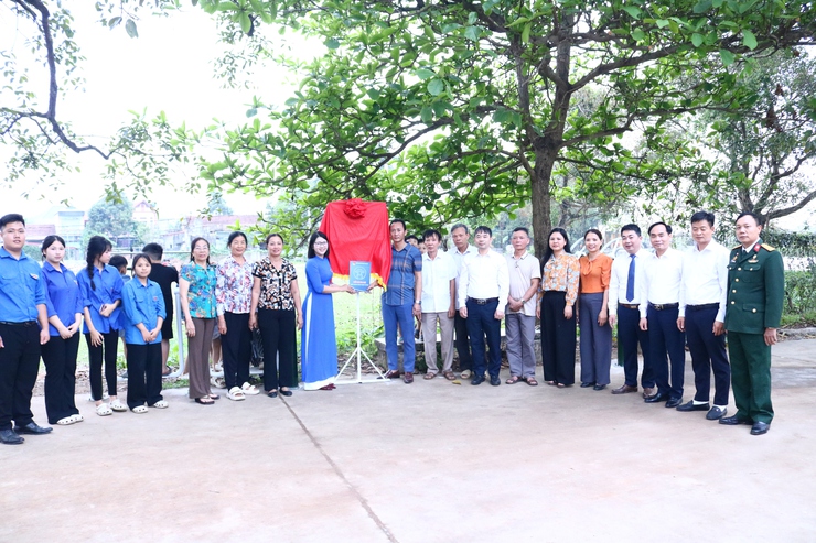 Đoàn thanh niên xã Hòa Phú: Gắn biển công trình thanh niên chào mừng thành công cuộc bầu cử - Ảnh 2.