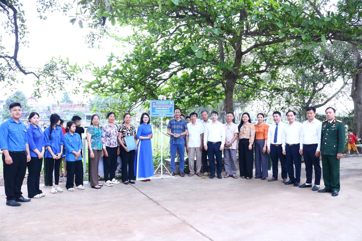 Đoàn thanh niên xã Hòa Phú: Gắn biển công trình thanh niên chào mừng thành công cuộc bầu cử - Ảnh 3.