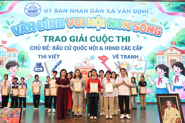 UBND xã Vân Đình trao giải Cuộc thi “Vân Đình – Vui ngày hội non sông”- Ảnh 6.