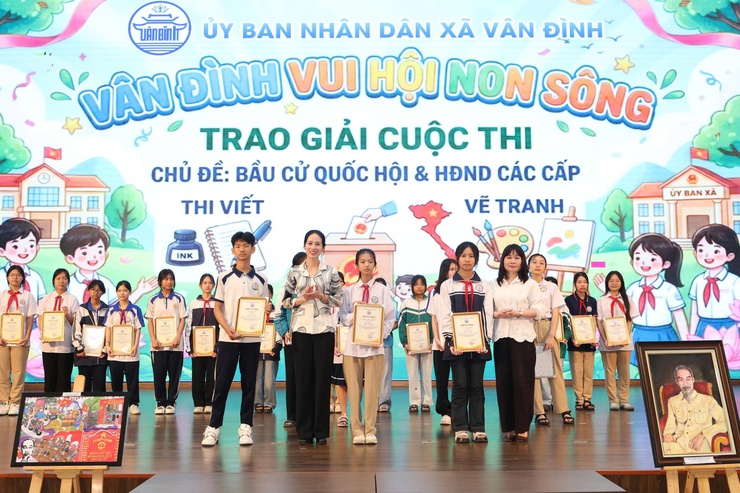 UBND xã Vân Đình trao giải Cuộc thi “Vân Đình – Vui ngày hội non sông”- Ảnh 2.