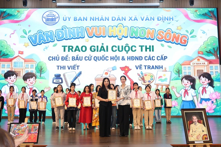 UBND xã Vân Đình trao giải Cuộc thi “Vân Đình – Vui ngày hội non sông”- Ảnh 4.