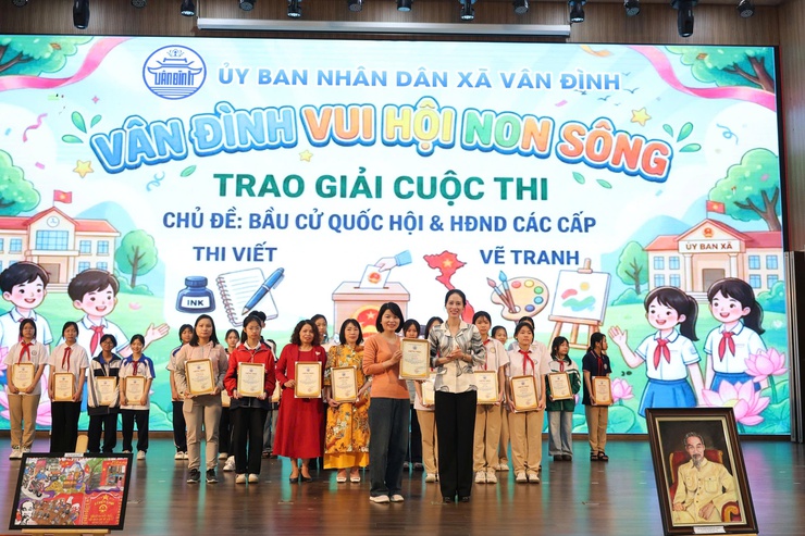 UBND xã Vân Đình trao giải Cuộc thi “Vân Đình – Vui ngày hội non sông”- Ảnh 3.