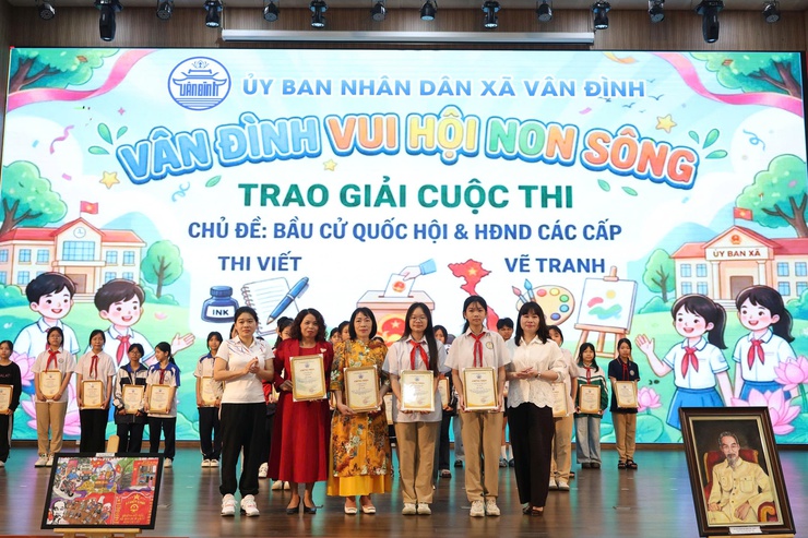 UBND xã Vân Đình trao giải Cuộc thi “Vân Đình – Vui ngày hội non sông”- Ảnh 5.