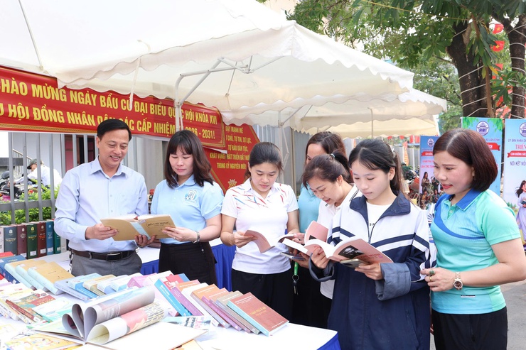 Vân Đình tổ chức triển lãm “Con đường sách” lan tỏa văn hóa đọc- Ảnh 2.