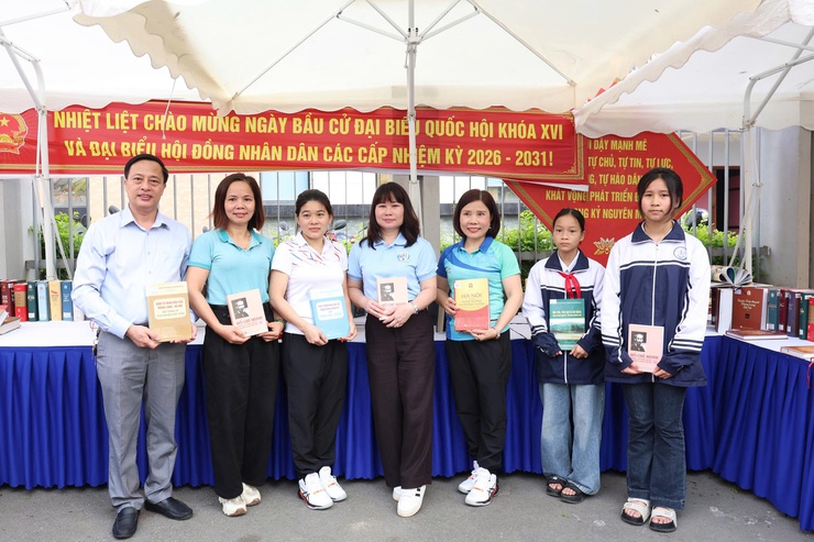 Vân Đình tổ chức triển lãm “Con đường sách” lan tỏa văn hóa đọc- Ảnh 3.