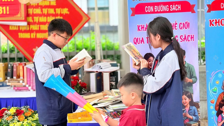 Vân Đình tổ chức triển lãm “Con đường sách” lan tỏa văn hóa đọc- Ảnh 5.