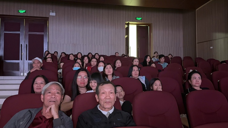 Xã Vân Đình công chiếu 3 buổi phim cách mạng miễn phí phục vụ Nhân dân- Ảnh 2.