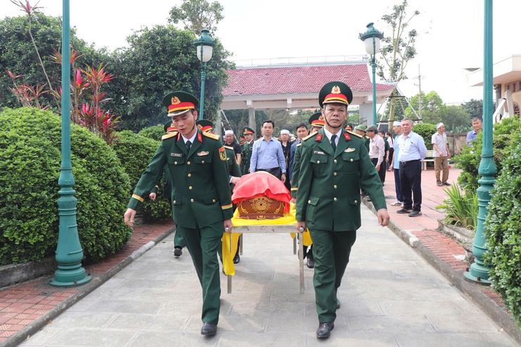 Xã Bát Tràng tổ chức Lễ truy điệu và an táng hài cốt liệt sĩ Vũ Hồng Doanh- Ảnh 5.