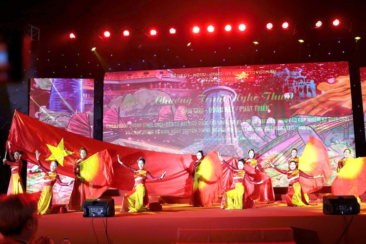Xuân Đỉnh bừng sáng đêm nghệ thuật “Dân chủ – Đoàn kết – Phát triển” mừng thành công bầu cử đại biểu Quốc hội khóa XVI và đại biểu HĐND các cấp nhiệm kỳ 2026–2031- Ảnh 5.