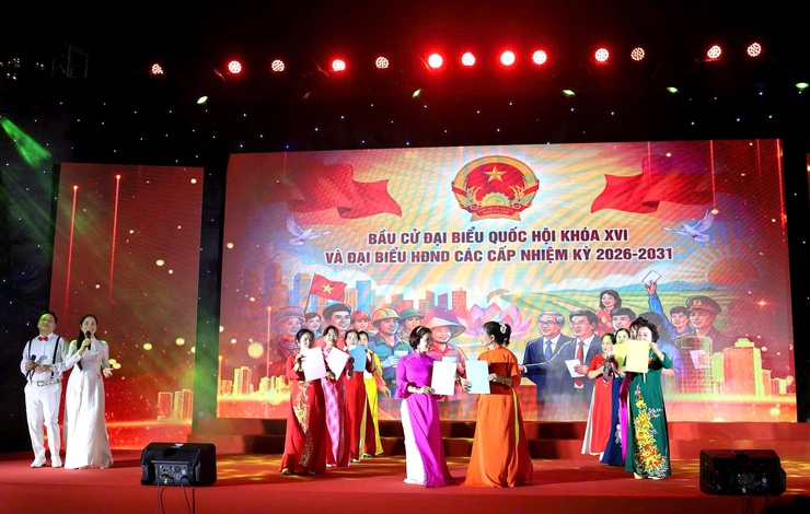 Xuân Đỉnh bừng sáng đêm nghệ thuật “Dân chủ – Đoàn kết – Phát triển” mừng thành công bầu cử đại biểu Quốc hội khóa XVI và đại biểu HĐND các cấp nhiệm kỳ 2026–2031- Ảnh 2.